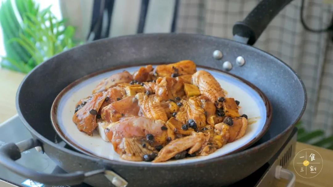 第5步：水开后放入锅里蒸30分钟