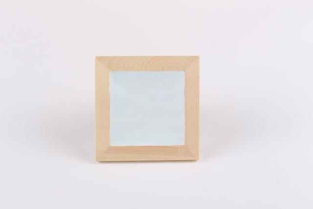 步骤2：用淡蓝色粘土塞满画框压平作为背景，淡蓝色粘土可以用蓝色+白色粘土混合而成。