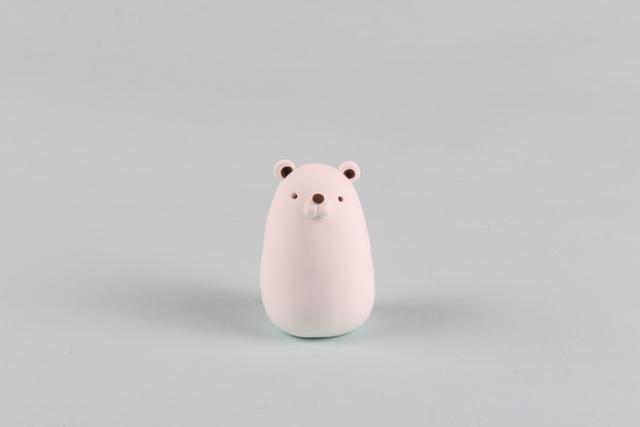 步骤2：然后按照上图的样子做出两只小耳朵，眼睛鼻子和嘴巴。