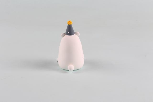 步骤6：后面粘上圆圆的小尾巴。