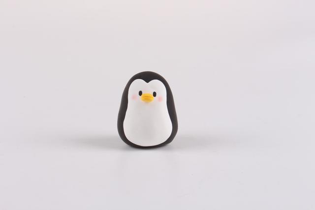 步骤3：用黄色粘土做出企鹅的嘴巴，还要给它涂上腮红。