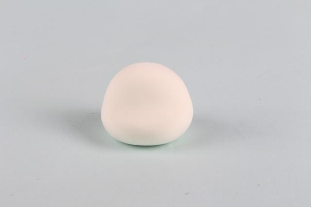 步骤1：首先用白色粘土做出小白兔的头部。