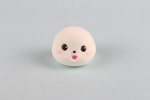 步骤2：粘上眼睛和鼻子，做出嘴巴。