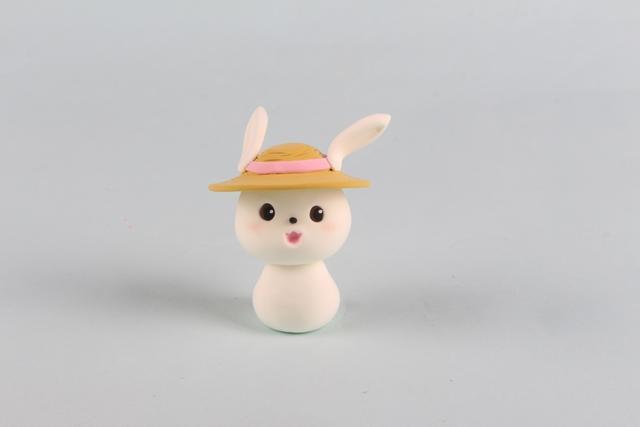 步骤5：用白色粘土揉一个圆球作为小白兔的身体，然后和头部粘在一起。