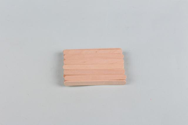 步骤6：用雪糕棒做一个底座，如果没有雪糕棒，大家可以用粘土做底座，自由发挥哦！