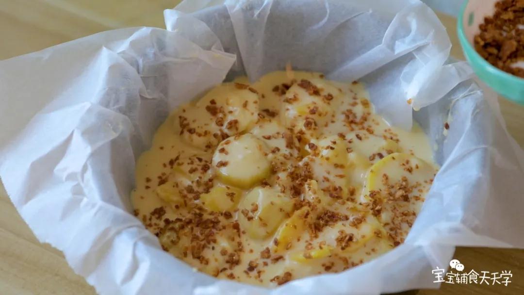 把核桃碎撒在面上