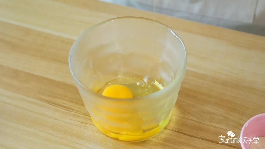碗里加入2个鸡蛋