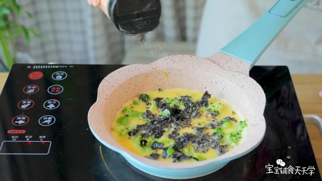 可以撒上家里有的虾皮粉、猪肝粉、芝麻粉等，会和这个蛋饼口味很搭