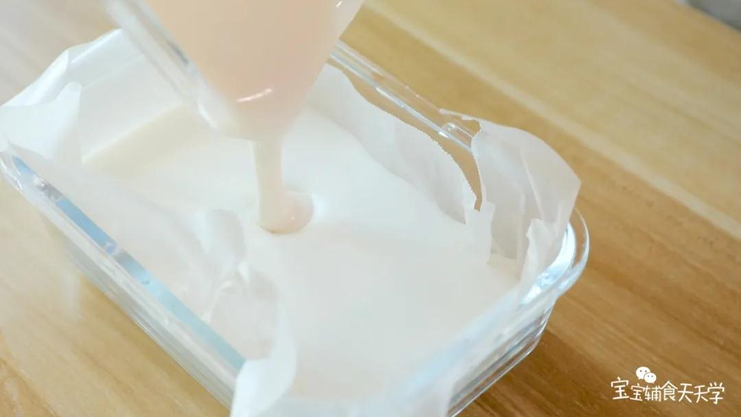 碗中垫上油纸，倒入糯米糊