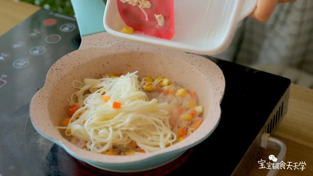 加入少许水和烫好的面，一起翻炒