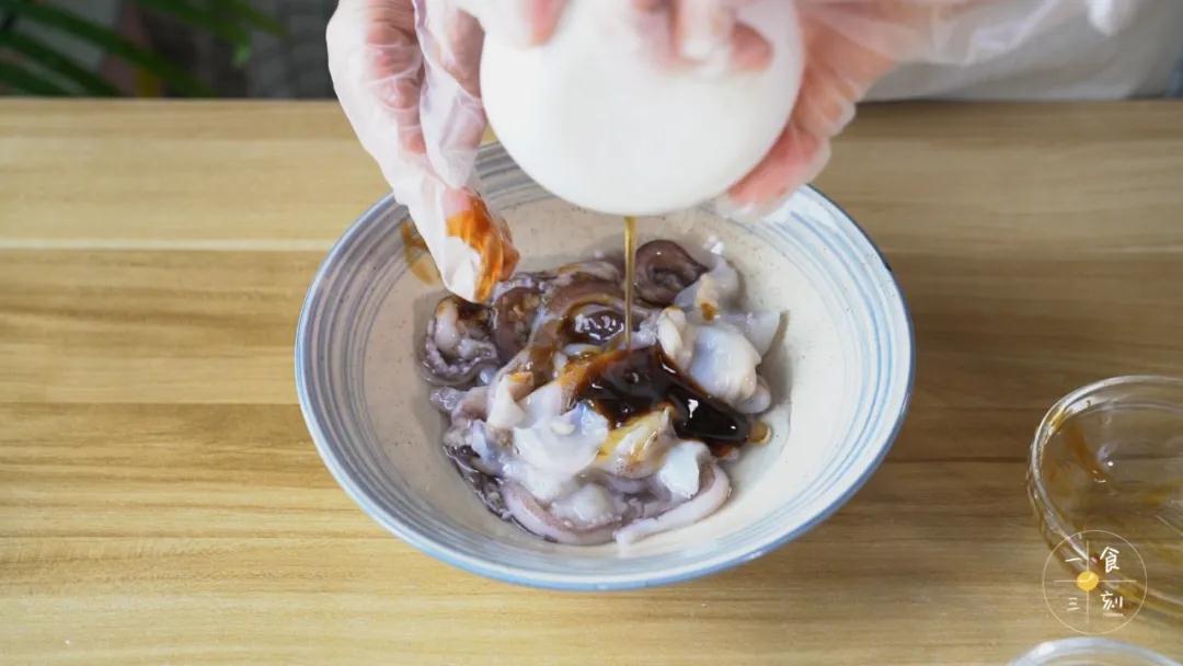 把蚝油、料酒、辣椒粉、食用盐加入到鱿鱼须中，腌制10分钟以上