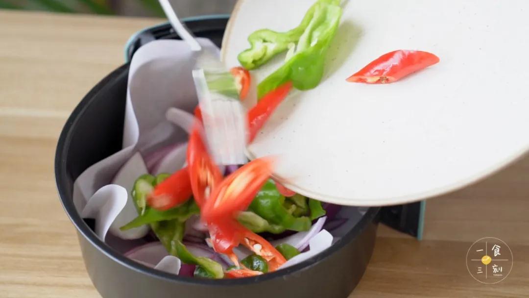 放入切好的洋葱、青红椒