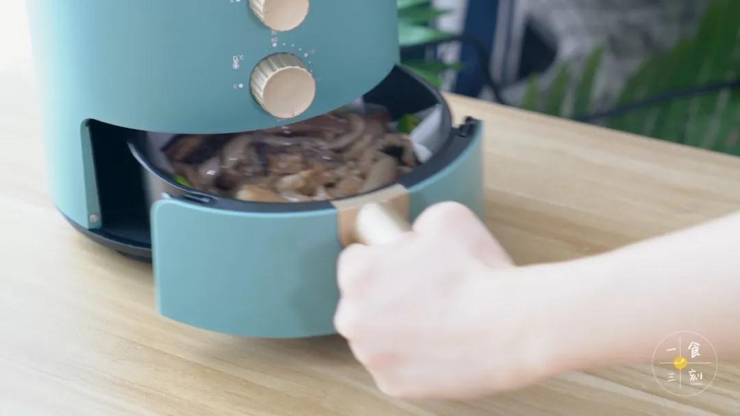 开启空气炸锅，180度，烤10分钟