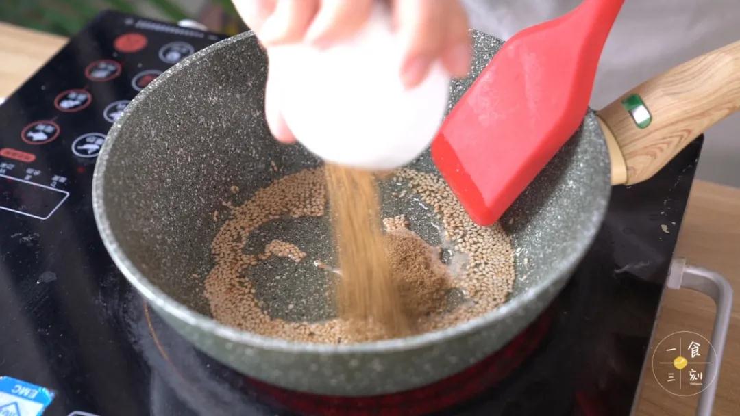 在芝麻中倒入适量的食用油爆香，再加入花椒油、孜然粉