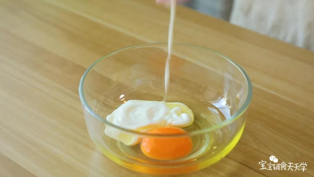 第3步：鸡蛋打散，加入30克酸奶搅匀
