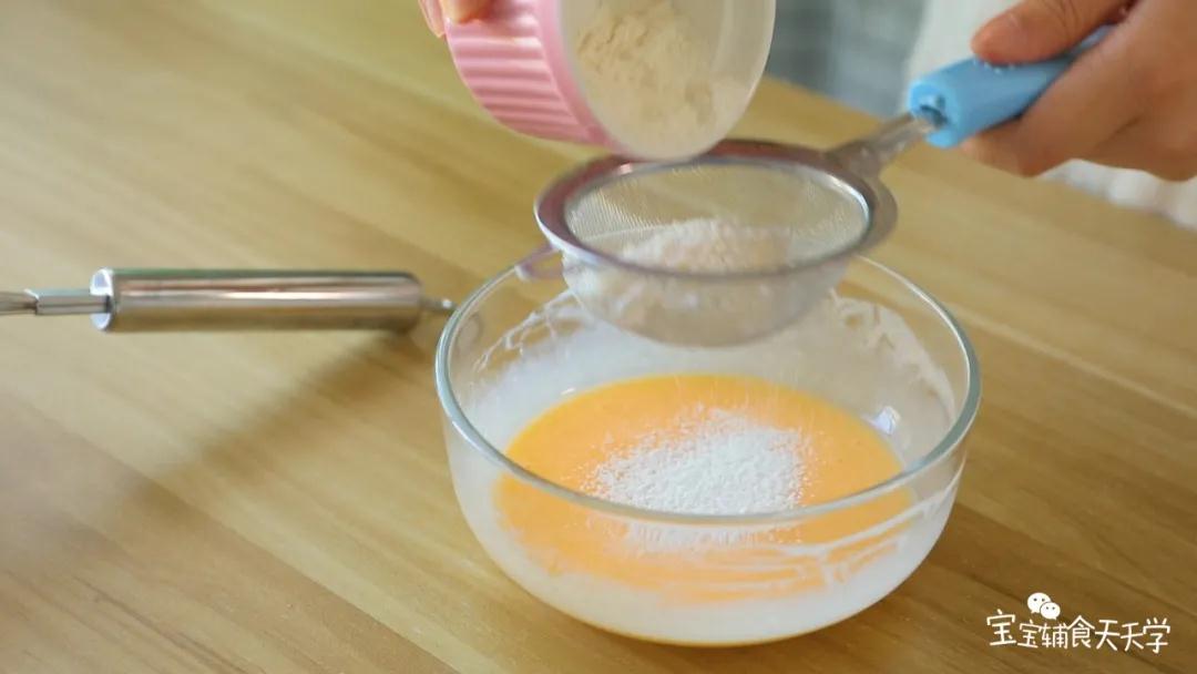 第4步：筛选加入面粉，搅匀至无结块