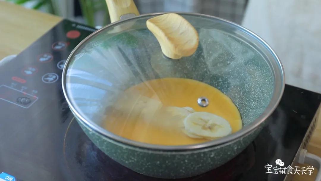 第9步：盖上盖子，开最小火慢慢烘熟，至奶酪融化、饼熟透