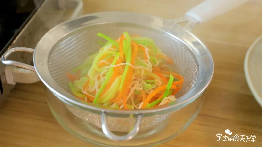 锅中加开水，把面条、蔬菜烫软熟