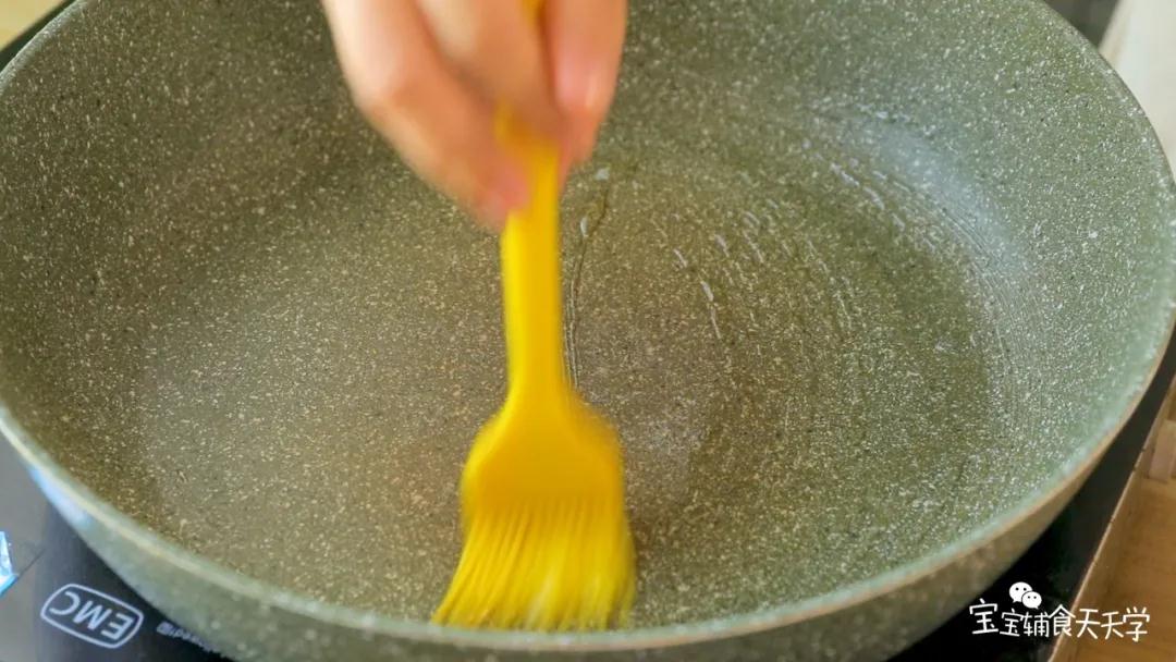 在不粘锅刷上一层油