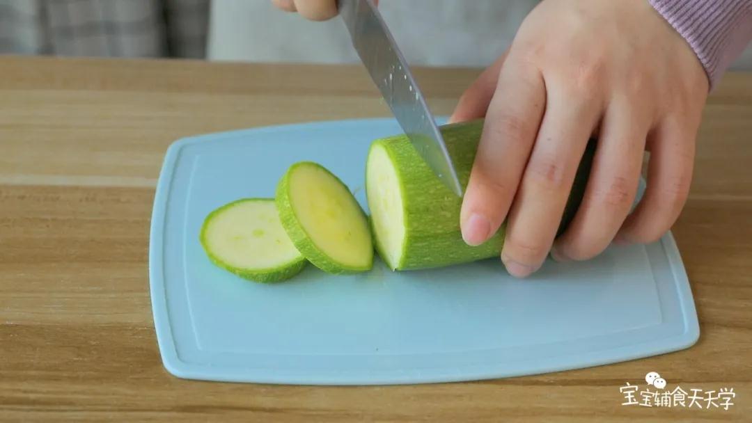 第2步：把西葫芦切块印出图案