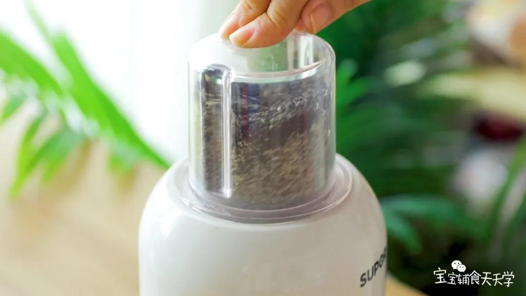 熟黑芝麻倒入打粉机里打成粉末