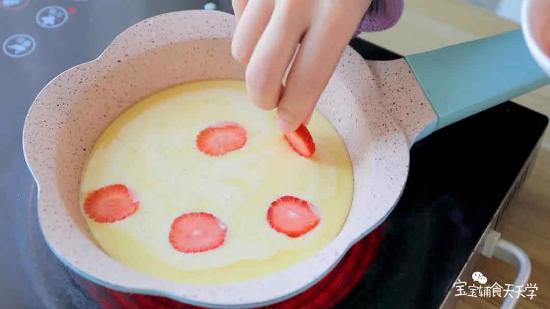 放上草莓片，开最小火