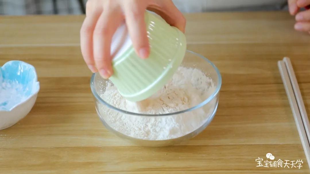 第2步：山药粉加入面粉中，混合均匀