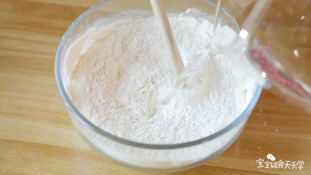 第3步：加入糖、酵母、100克水