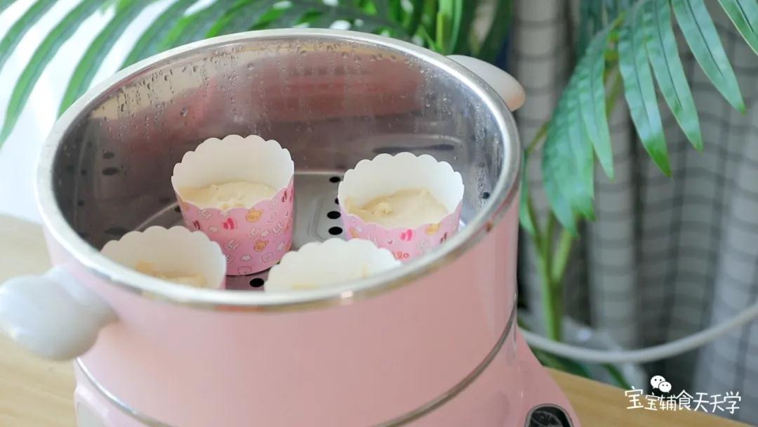 第6步：放入蒸锅，加入温水