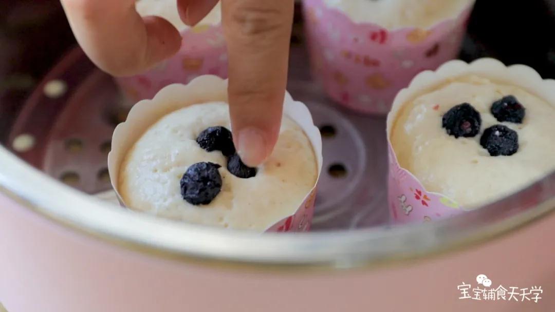 第8步：发酵好后表面放入蓝莓干