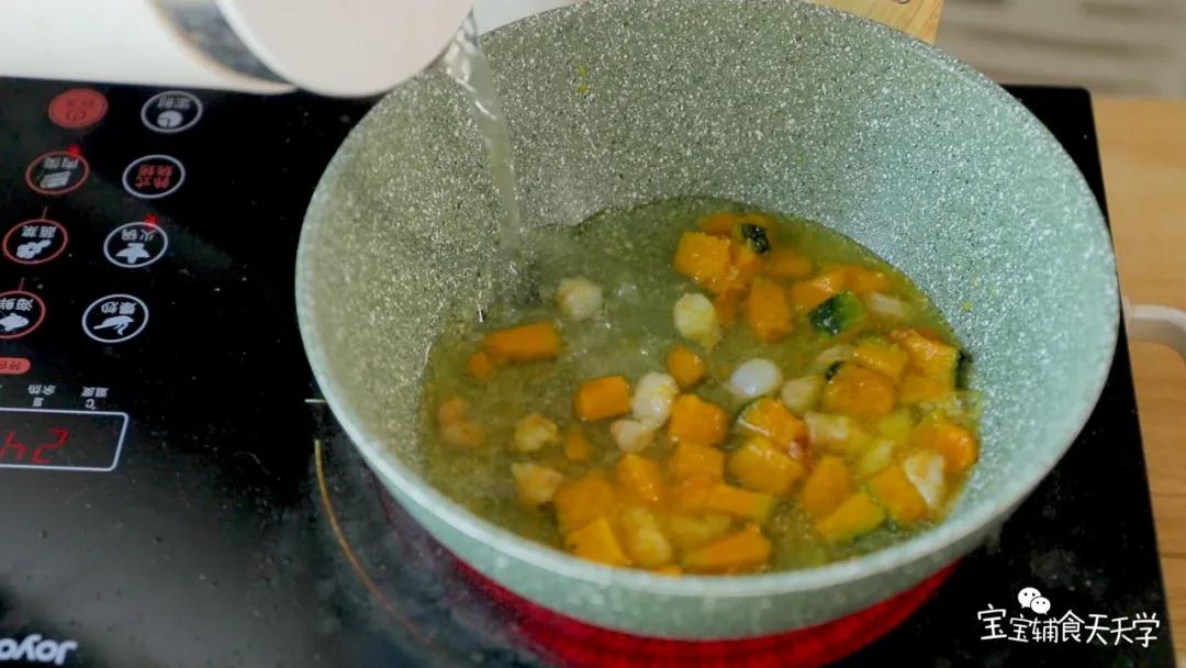 加入适量的水，煮至南瓜软熟