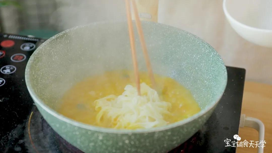 蒸加入辅食面，煮至入味软熟