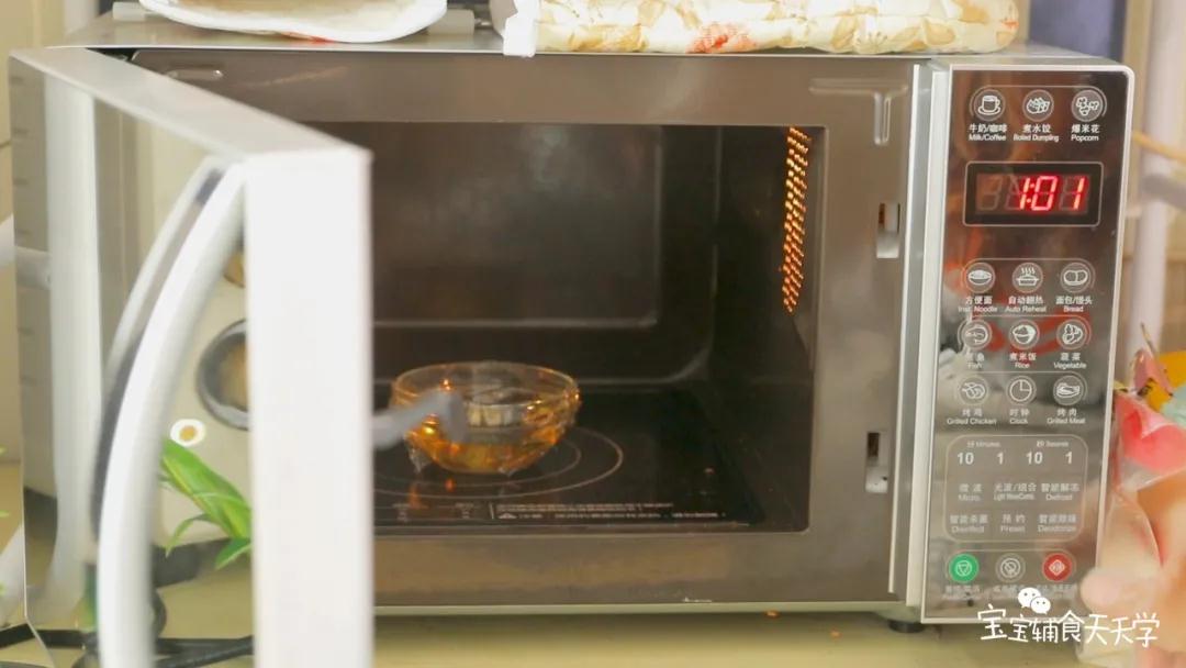 玉米油盖上保鲜膜，放进微波炉里加热2分钟，油温大概70度左右