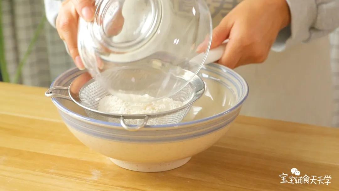 低筋面粉过筛一遍