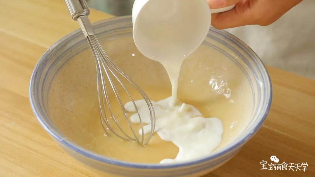 加入牛奶划Z字形搅拌均匀