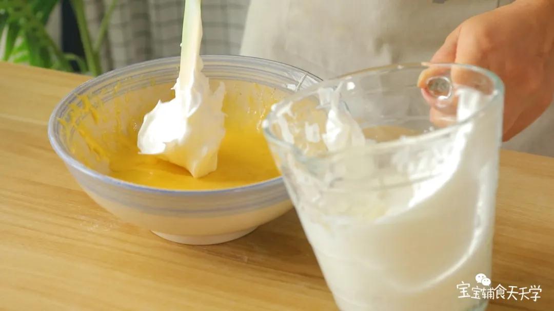 打好的蛋清，取三分之一加入到蛋黄糊中