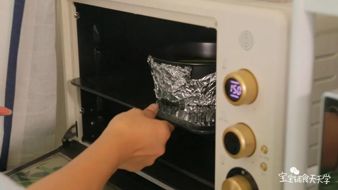 烤箱150度预热10分钟后，把蛋糕糊放进烤箱烤70分钟左右