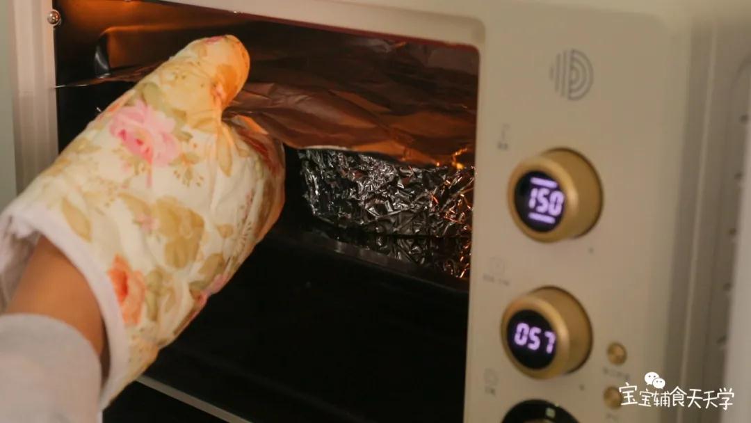 烤到大概20分钟时，蛋糕有点上色了，就盖上一层锡纸