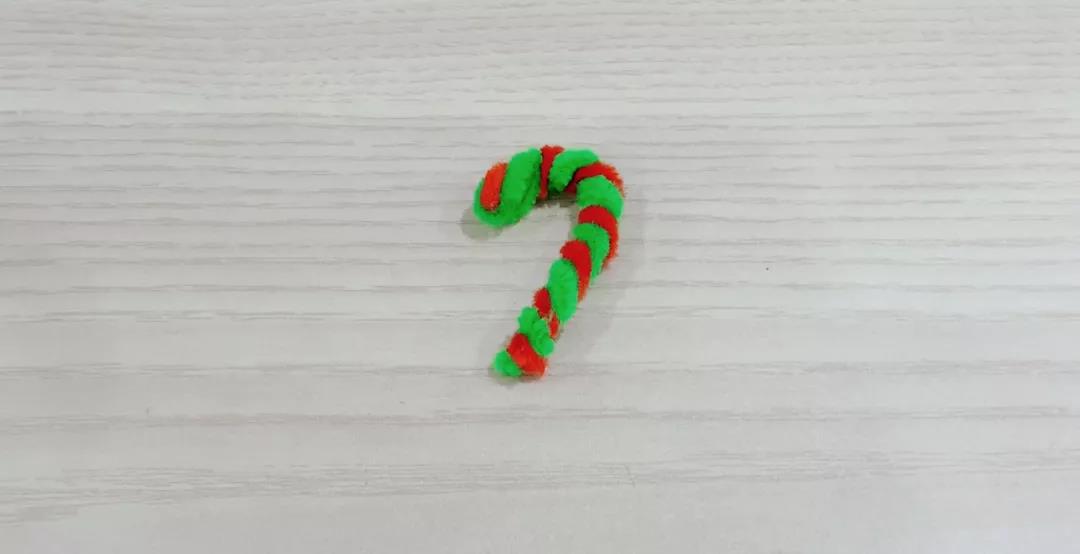 步骤3：完成后一头弯曲成拐杖的样子。