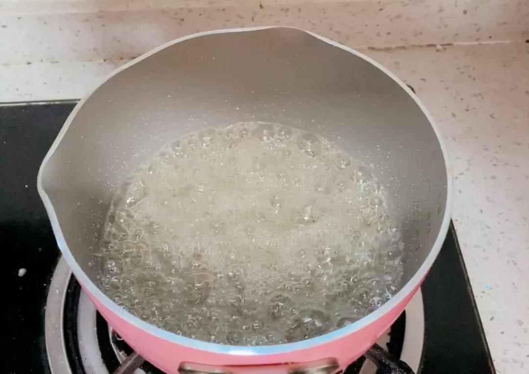 熬到冒大泡，转中小火，用筷子沾点迅速放进冷水，糖浆变硬就熬好了。