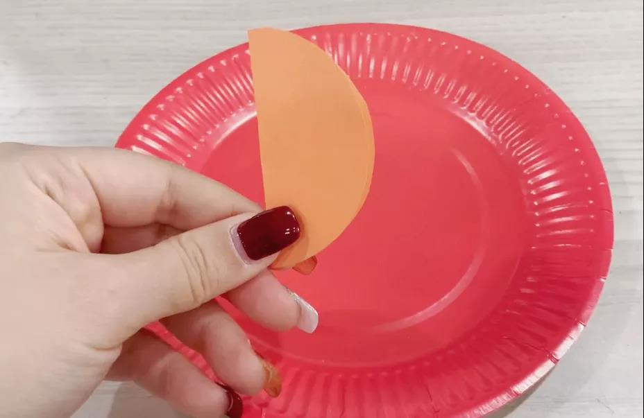 步骤3：圆片全部对折，在一面背面贴上双面胶。