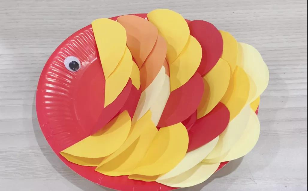 步骤6：上半部分贴上小眼睛，如果没有可以剪一个白色的小圆片用画笔画上眼珠。