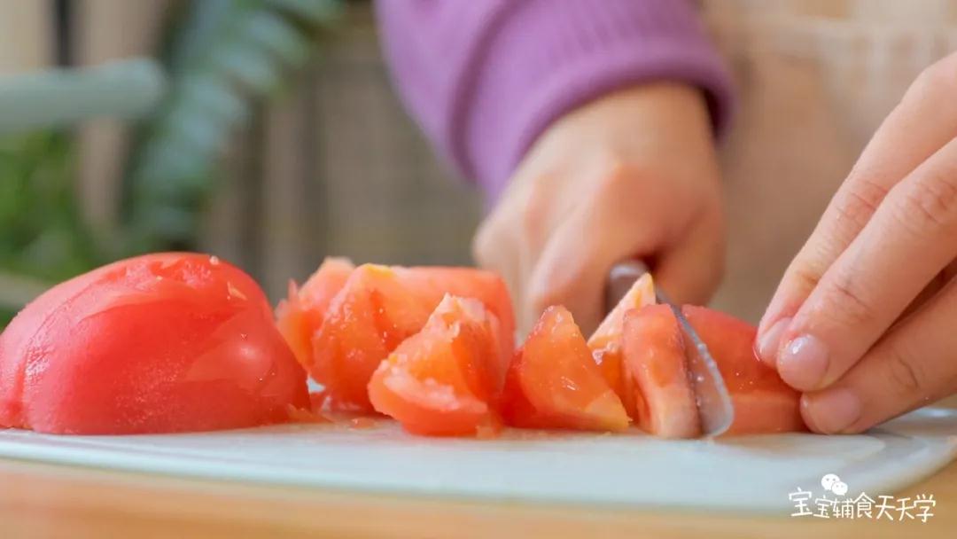 把番茄切小块或者直接切碎