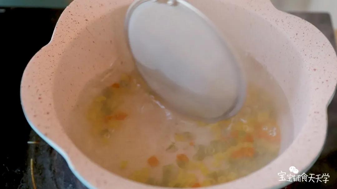 开水把意面烫熟捞起备用