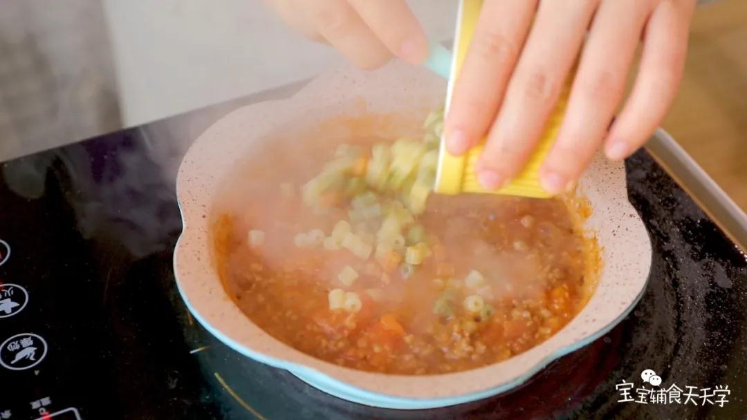 加入意面，煮至入味、软熟