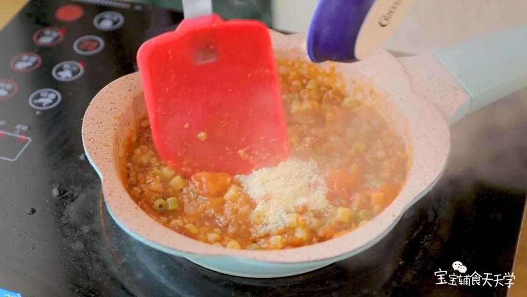 撒上奶酪粉混合均匀即可