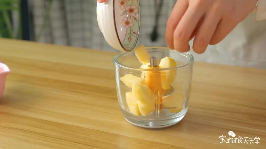 苹果块放入搅拌机中