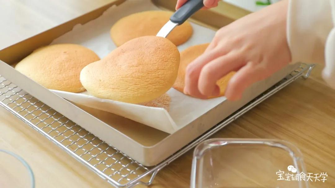 烤完的蛋糕饼放至温热后，可以放进容器中把它固定成半卷