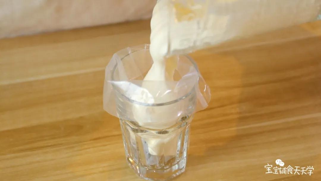 加入奶油后，剪开裱花口