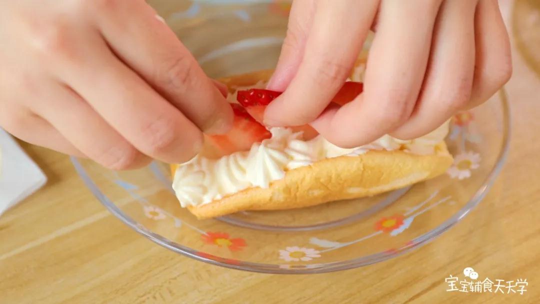 放入装饰的草莓就可以啦~